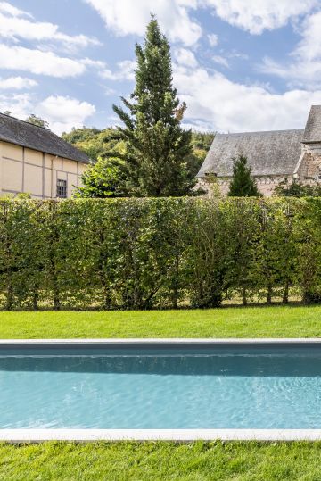 Une piscine installée en Normandie, à Lyons la Forêt.