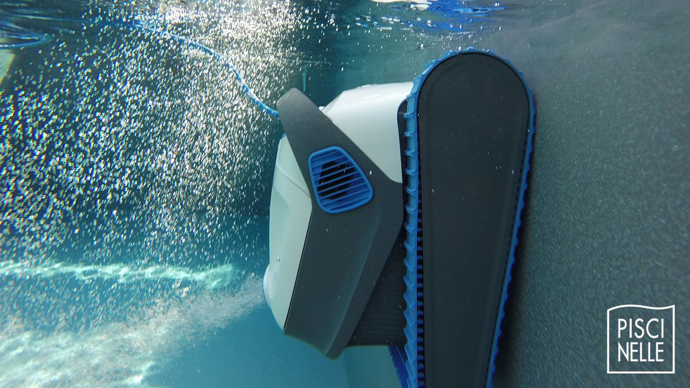 Un robot nettoyeur de piscine contrôlable à distance à tout moment