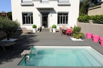 Petite piscine avec terrasse en composite et Bt25 en inox