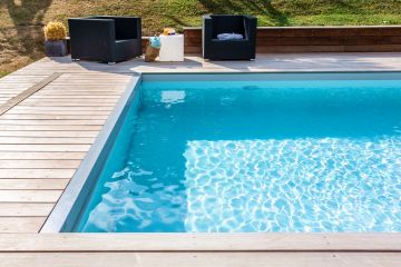 Un mobilier extérieur simple et contemporain, une eau de piscine parfaitement filtrée et traitée, un rayon de soleil et les vacances à la maison peuvent commencer à deux pas de Bruxelles !