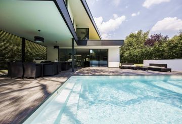 Water, tiling, metal, white concrete, greenery ... this pool is imbued with a rich, fluid spirit.